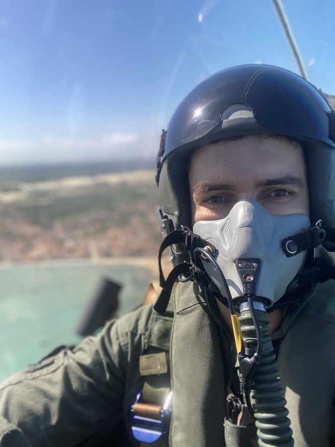 Junior Sales no cockpit de um caça